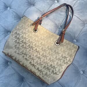 Michael kors hand bag great